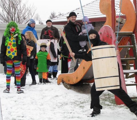 Fastelavn på Stenvænget Der slås katten af tønden på Stenvænget